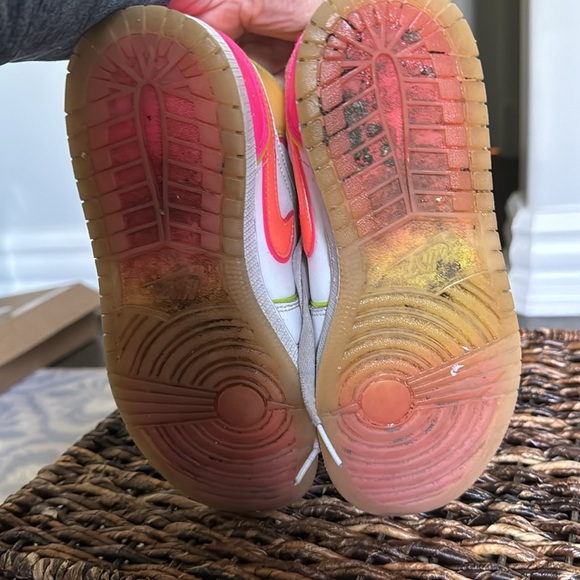 The Air Jordan 1 Mid Edge Glow (GS) size 4 - Picture 5 of 7